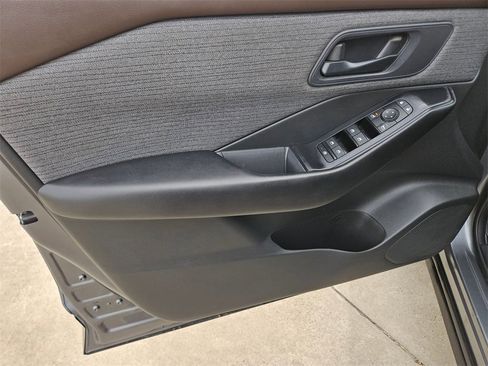 Used 2023 Nissan Rogue S image 14