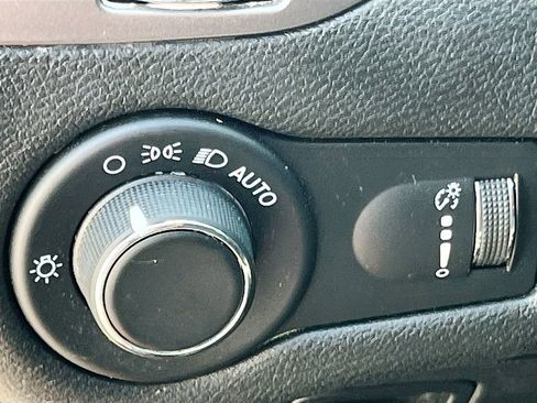 Used 2021 Jeep Cherokee Latitude image 10