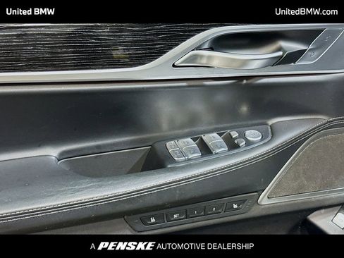 Used 2022 BMW 740i w/ M Sport Package RWD image 3