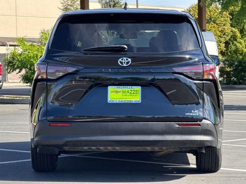 Used 2024 Toyota Sienna LE image 12