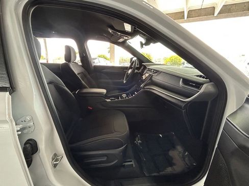 Used 2025 Jeep Grand Cherokee L Laredo image 29