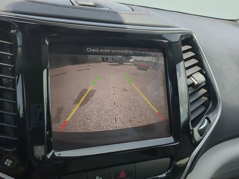 Used 2019 Jeep Cherokee Limited FWD image 16