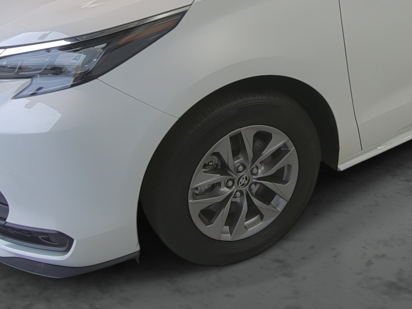 Used 2025 Toyota Sienna LE FWD image 7