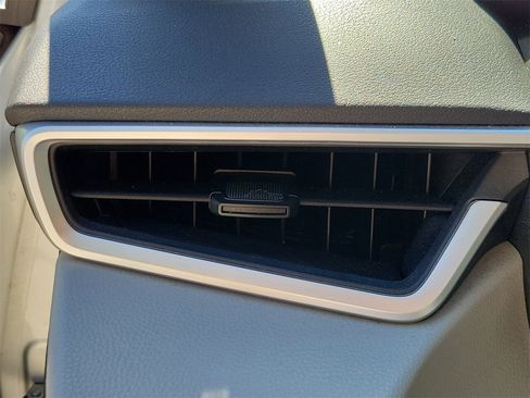 Used 2021 Toyota Corolla LE image 30