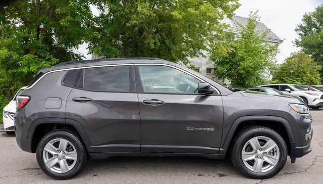 Used 2022 Jeep Compass Latitude w/ Convenience Group AWD/4WD image 5