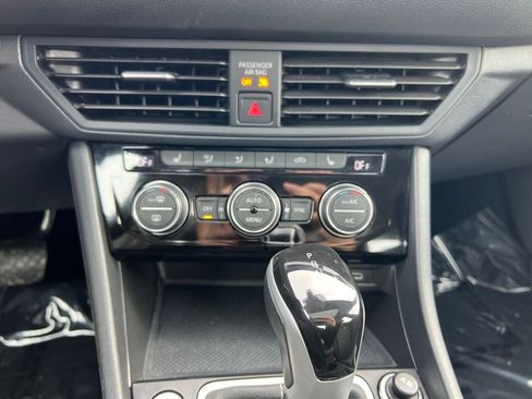 Used 2024 Volkswagen Jetta SE image 13