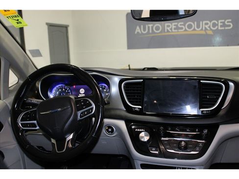 Used 2021 Chrysler Pacifica Touring-L image 14