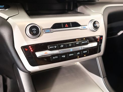 Used 2022 Ford Explorer XLT RWD image 7