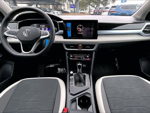 New 2026 Volkswagen Taos SE image 5