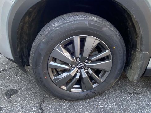 Used 2024 Nissan Pathfinder SV w/ SV Premium Package image 8