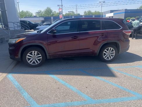 Used 2016 Toyota Highlander LE FWD image 1