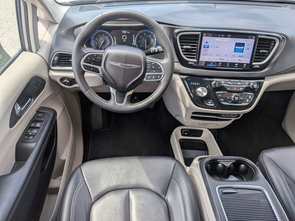 Used 2024 Chrysler Pacifica Touring-L FWD image 18