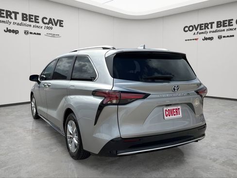 Used 2021 Toyota Sienna Limited image 7