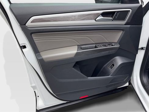 Used 2022 Volkswagen Atlas Cross Sport SE w/ Panoramic Sunroof Package image 28