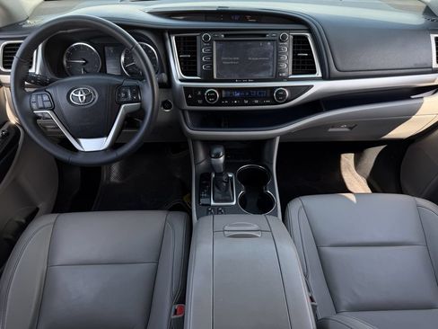 Used 2016 Toyota Highlander XLE FWD image 11
