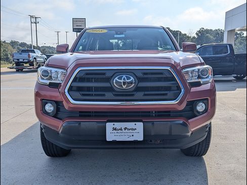 Used 2018 Toyota Tacoma SR5 AWD/4WD image 11