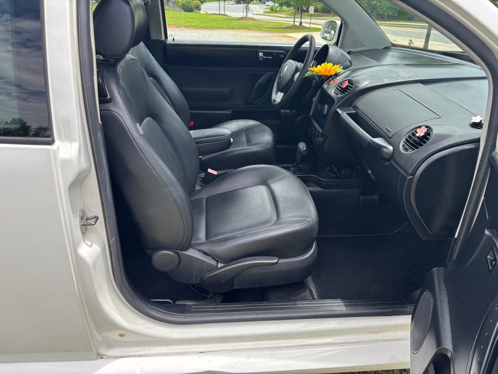 Used 2010 Volkswagen Beetle Coupe FWD image 15