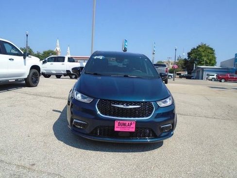 Used 2025 Chrysler Pacifica Select FWD image 2
