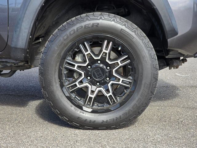 Used 2018 Toyota Tacoma TRD Off-Road AWD/4WD image 9
