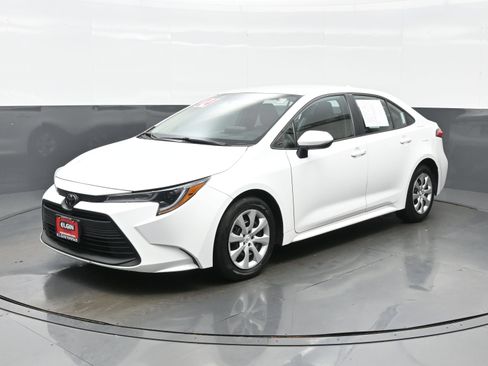 Used 2024 Toyota Corolla LE FWD image 2