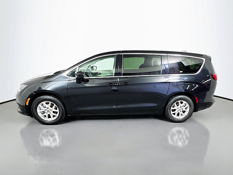 Used 2023 Chrysler Voyager LX FWD image 4