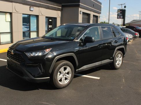 Used 2021 Toyota RAV4 LE AWD/4WD image 1