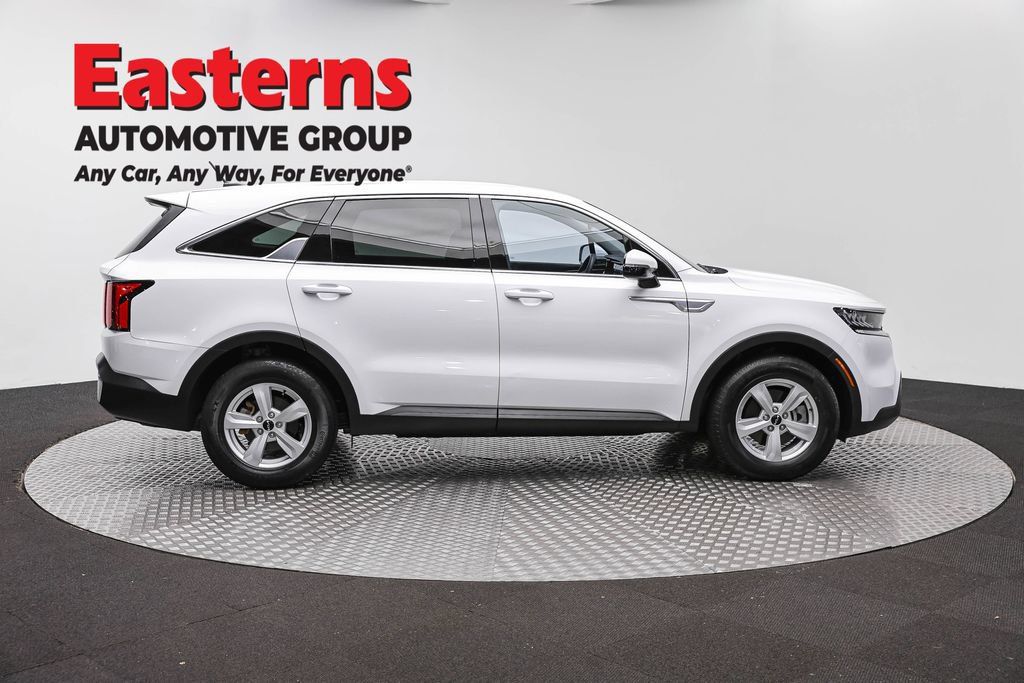 Used 2023 Kia Sorento LX FWD image 4