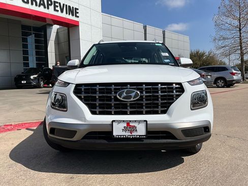 Used 2025 Hyundai Venue SEL image 3