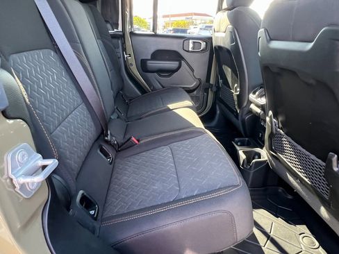 Certified 2025 Jeep Gladiator Mojave w/ Convenience Group image 15