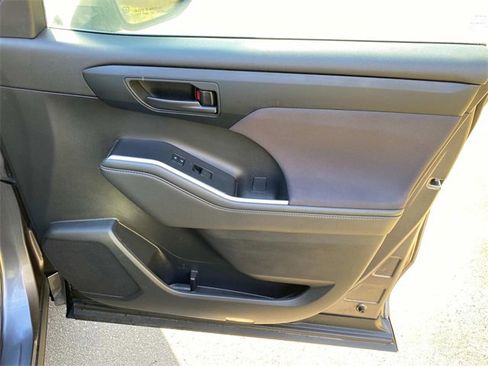 Used 2022 Toyota Highlander L image 35