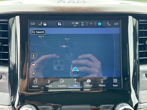 Used 2022 RAM 1500 Laramie AWD/4WD image 16