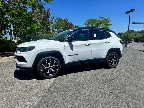 Used 2025 Jeep Compass Limited AWD/4WD image 2