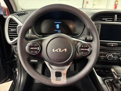 Used 2025 Kia Soul LX w/ LX Technology Package FWD image 29