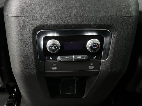 Used 2023 GMC Yukon XL SLT image 46