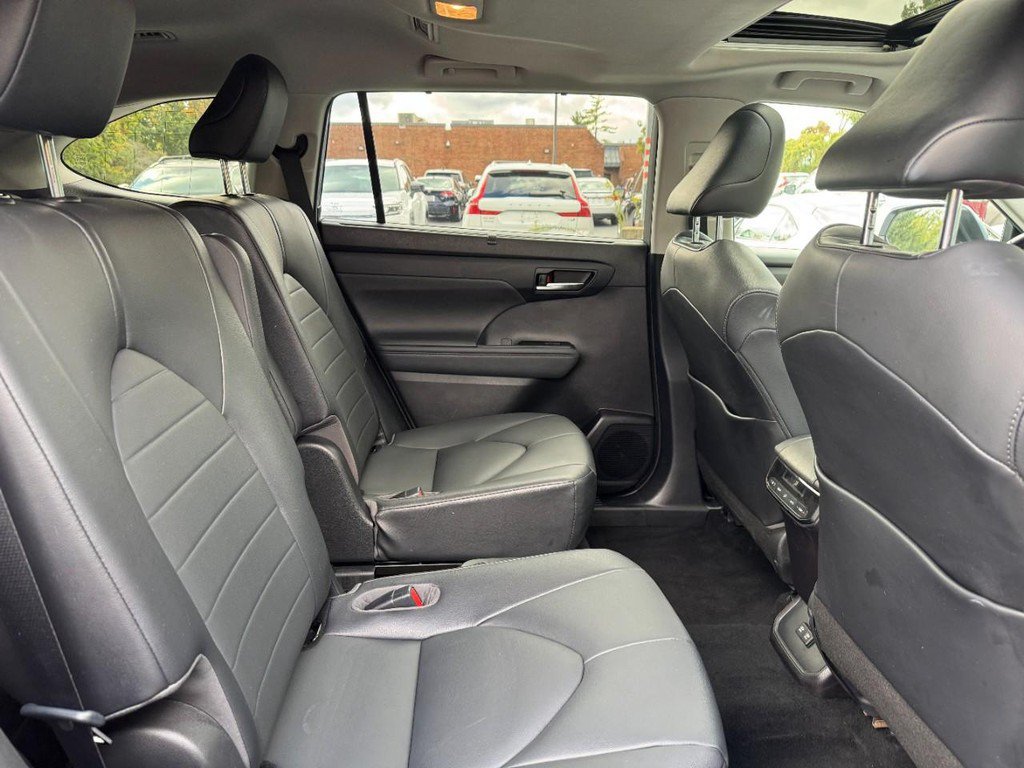 Used 2020 Toyota Highlander XLE AWD/4WD image 15