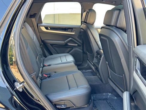 Used 2024 Porsche Cayenne AWD/4WD image 46