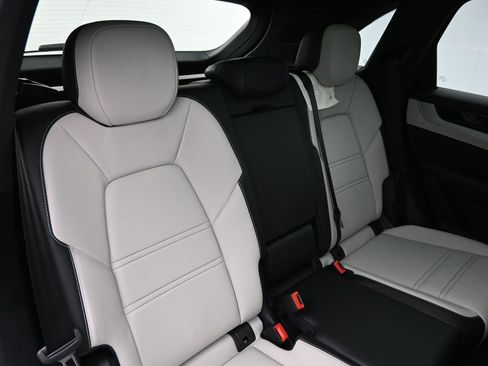 Certified 2025 Porsche Cayenne AWD/4WD image 12