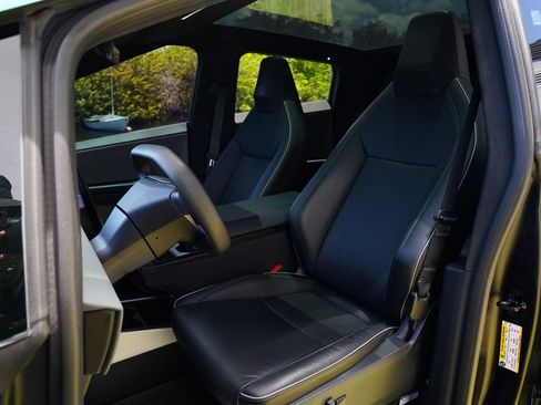 Used 2024 Tesla Cybertruck AWD Crew Cab image 18
