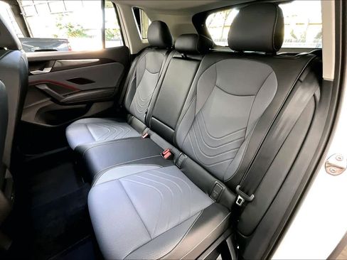 Used 2025 Volkswagen Tiguan SE w/ Panoramic Sunroof Package image 28