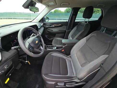 Used 2025 Chevrolet TrailBlazer LS FWD image 3