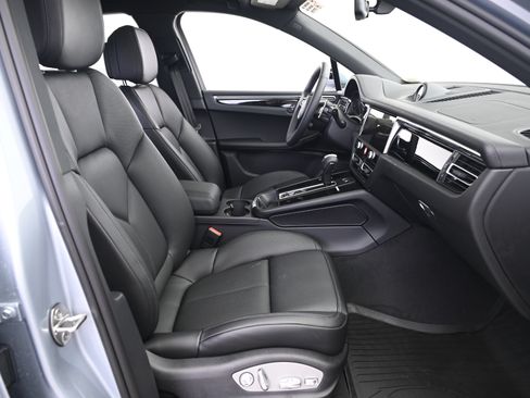 Used 2026 Porsche Macan AWD/4WD image 23