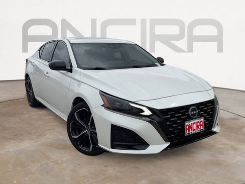 Used 2023 Nissan Altima 2.5 SR w/ SR Premium Package FWD image 4