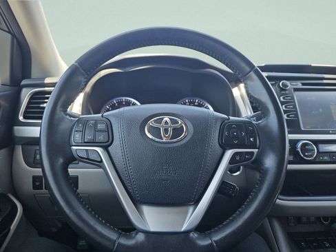Used 2017 Toyota Highlander XLE w/ Carpet Mat Package AWD/4WD image 30