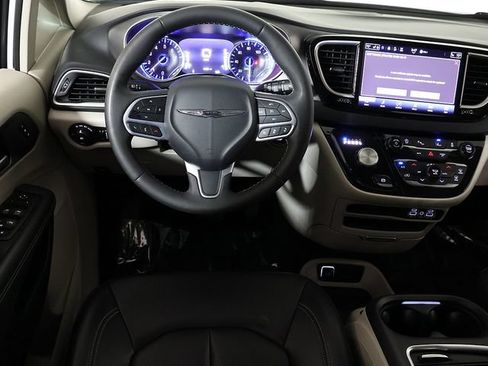Used 2024 Chrysler Pacifica Touring-L FWD image 3