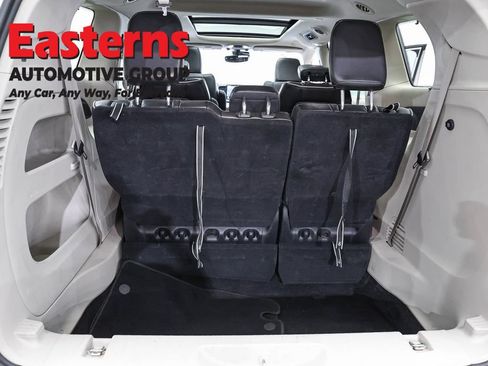 Used 2023 Chrysler Pacifica Limited FWD image 9