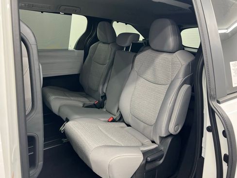 Used 2026 Toyota Sienna LE FWD image 11