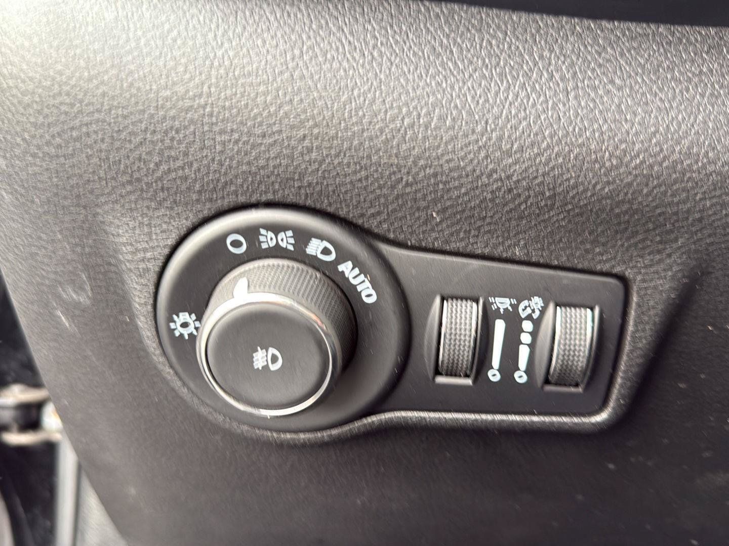 Used 2025 Jeep Compass Limited AWD/4WD image 10