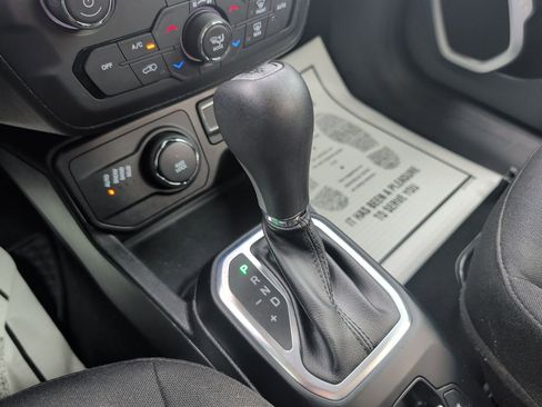 Used 2019 Jeep Renegade Latitude w/ Cold Weather Group AWD/4WD image 15