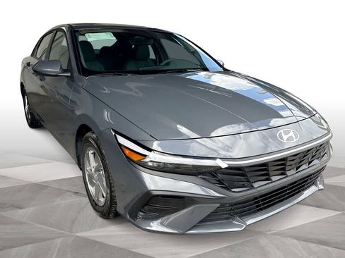 Used 2025 Hyundai Elantra SE FWD image 2
