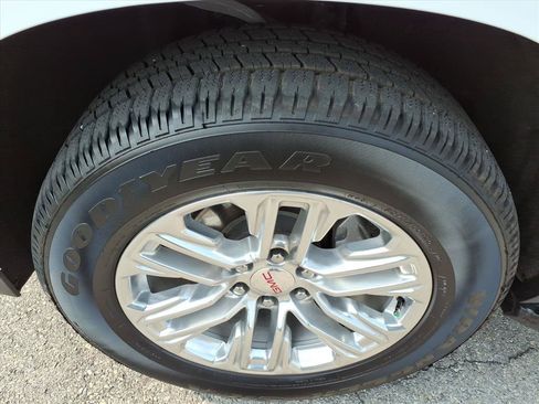 Used 2024 GMC Yukon SLT AWD/4WD image 10